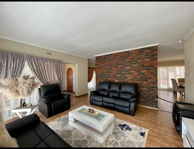 3 BEDROOM HOUSE FOR SALE IN THREE RIVERS EAST